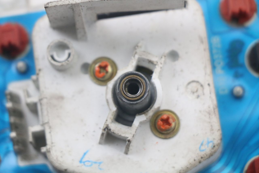 photo de CUENTA KILÓMETROS MBK BOOSTER SPIRIT 50 (2004 - 2017) - Zoom sobre los componentes