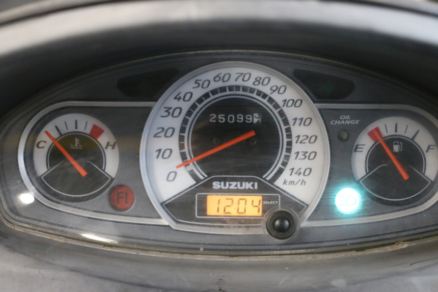photo de CUENTA KILÓMETROS SUZUKI BURGMAN 125 (2007 - 2014) - Detalles de los puntos de fijación