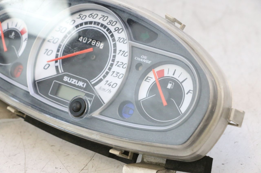 photo de CUENTA KILÓMETROS SUZUKI BURGMAN 125 (2007 - 2014) - Detalles de los puntos de fijación