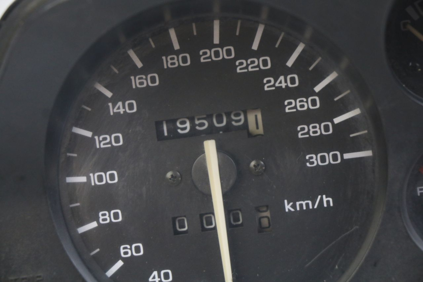 photo de CUENTA KILÓMETROS HONDA CBR F SC25 1000 (1989 - 1992) - Zoom sobre los componentes