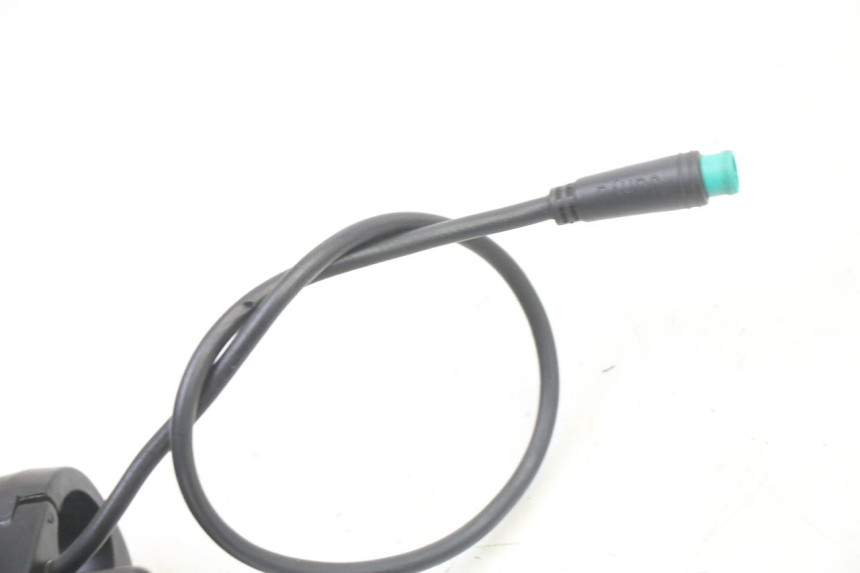 photo de VELOCIMETRO URBANGLIDE E-CROSS PRO 1 - Primer plano técnico