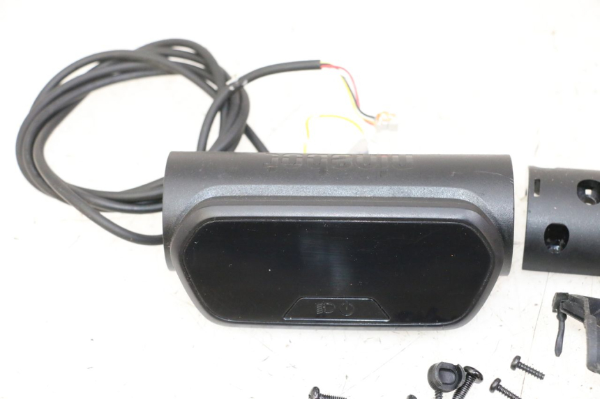 photo de CUENTA KILóMETROS SEGWAY NINEBOT E2 1 - Zoom sobre los componentes