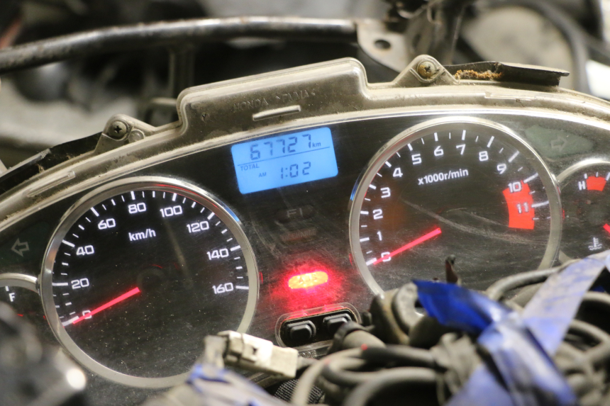 photo de CUENTA KILÓMETROS HONDA FES S-WING SWING ABS 125 (2007 - 2015) - Primer plano técnico