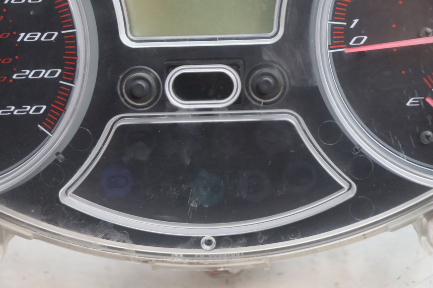 photo de CUENTA KILÓMETROS GILERA GP 800 (2007 - 2013) - Primer plano técnico