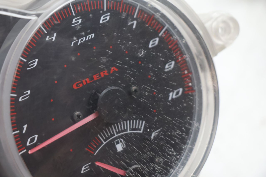 photo de CUENTA KILÓMETROS GILERA GP 800 (2007 - 2013) - Detalles de los puntos de fijación