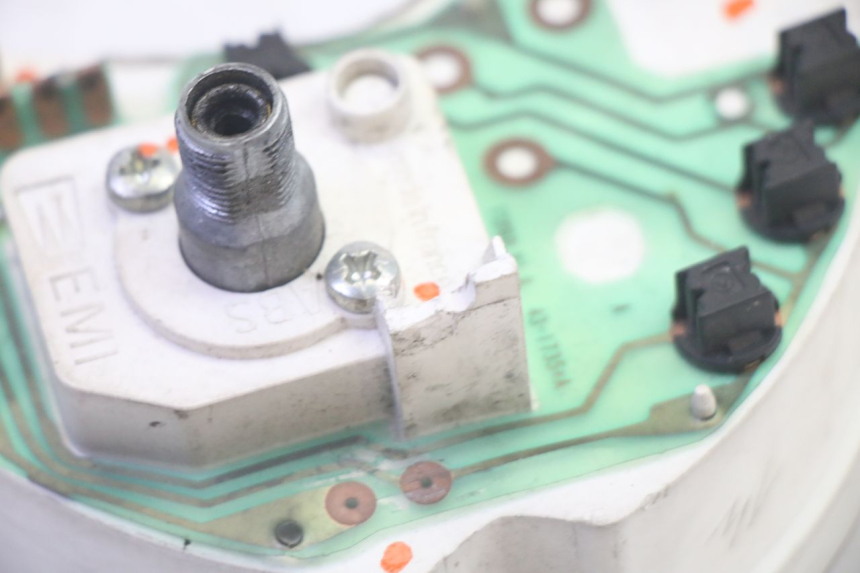 photo de CUENTA KILÓMETROS PEUGEOT LUDIX 50 (2005 - 2007) - Estado de la superficie y material