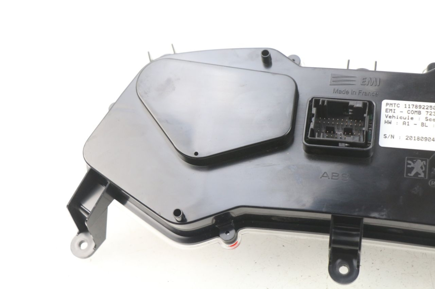 photo de VELOCIMETRO PEUGEOT METROPOLIS 400 (2017 - 2020) - Estado de la superficie y material