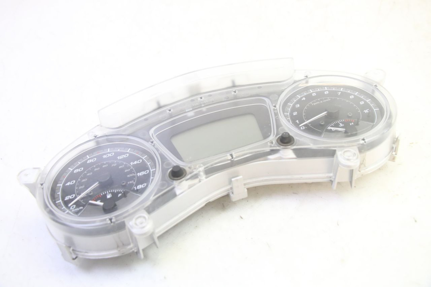 photo de VELOCIMETRO PIAGGIO MP3 HPE 350 (2018 - 2020) - Detalles de los puntos de fijación