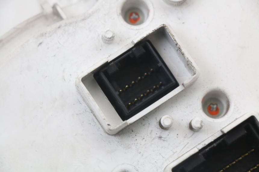 photo de CUENTA KILÓMETROS PIAGGIO MP3 LT 400 (2007 - 2012) - Zoom sobre los componentes