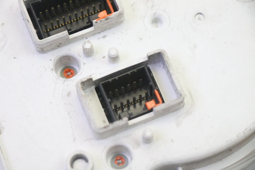 photo de CUENTA KILÓMETROS PIAGGIO MP3 LT 300 (2010 - 2016) - Zoom sobre los componentes