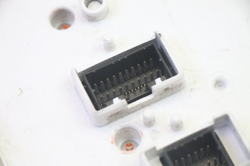 photo de CUENTA KILÓMETROS PIAGGIO MP3 LT 400 (2007 - 2012) - Características distintivas