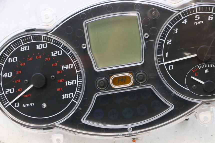 photo de CUENTA KILÓMETROS PIAGGIO MP3 LT 400 (2007 - 2012) - Zoom sobre los componentes