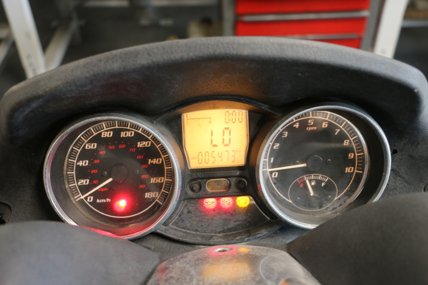 photo de CUENTA KILÓMETROS PIAGGIO MP3 LT 400 (2007 - 2012) - Primer plano técnico