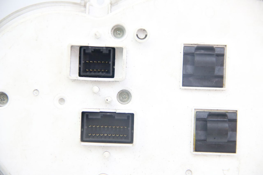 photo de CUENTA KILÓMETROS PIAGGIO MP3 125 (2006 - 2014) - Zoom sobre los componentes