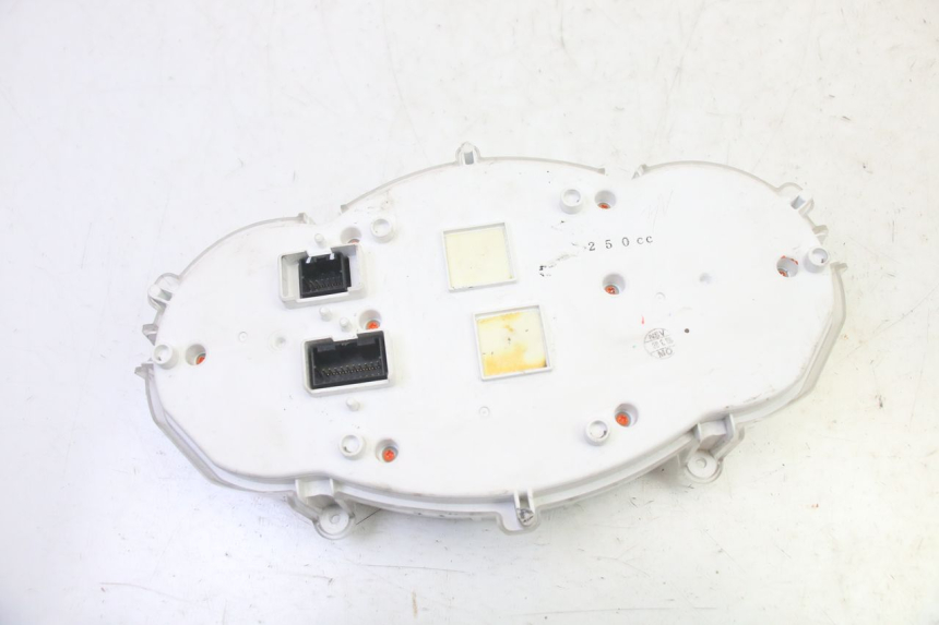 photo de VELOCIMETRO PIAGGIO MP3 RL 250 (2006 - 2010) - Estado de la superficie y material