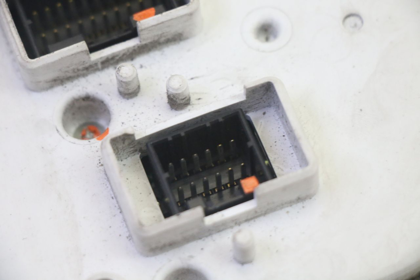 photo de CUENTA KILÓMETROS PIAGGIO MP3 125 (2006 - 2014) - Zoom sobre los componentes