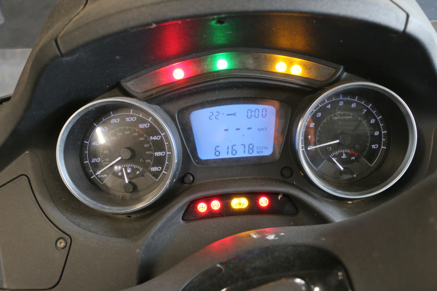 photo de VELOCIMETRO PIAGGIO MP3 500 (2016 - 2018) - Estado de la superficie y material