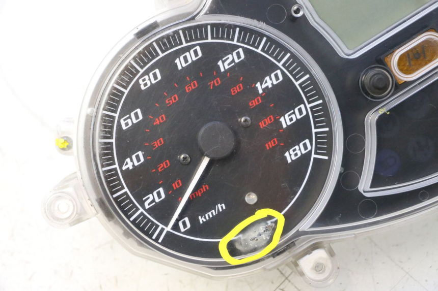 photo de VELOCIMETRO PIAGGIO MP3 500 (2011 - 2015) - Enfoque en la estructura