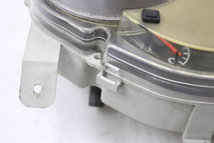 photo de CUENTA KILÓMETROS KEEWAY OUTLOOK 125 (2007 - 2013) - Detalles de los puntos de fijación