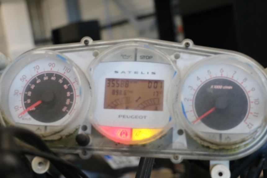photo de CUENTA KILÓMETROS PEUGEOT SATELIS COMPRESSOR K15 125 (2006 - 2009) - Primer plano técnico