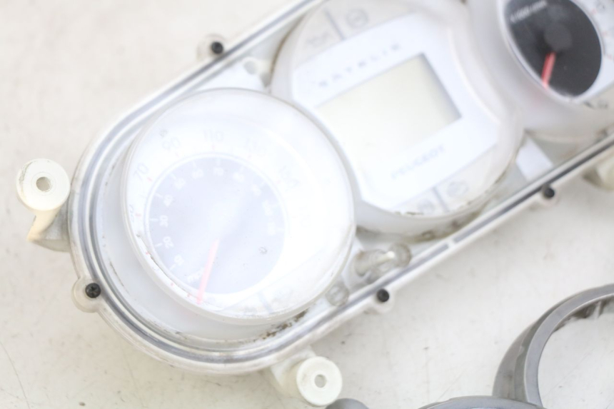 photo de CUENTA KILÓMETROS PEUGEOT SATELIS 125 (2010 - 2012) - Características distintivas