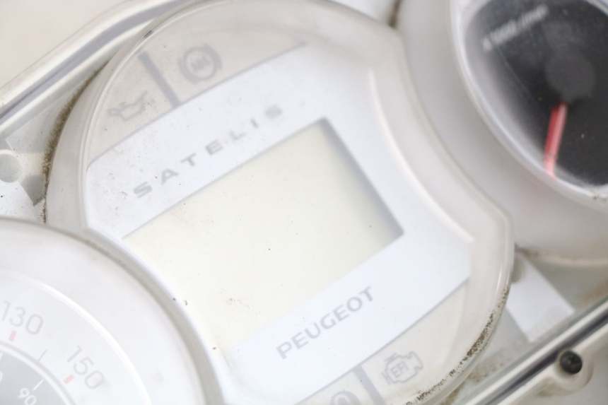 photo de CUENTA KILÓMETROS PEUGEOT SATELIS 125 (2010 - 2012) - Zoom sobre los componentes