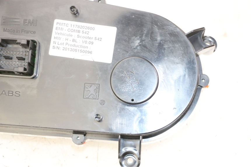 photo de VELOCIMETRO PEUGEOT SATELIS 125 (2013 - 2018) - Estado de la superficie y material