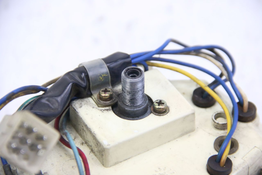 photo de CUENTA KILÓMETROS APRILIA SCARABEO 4T 50 (2009 - 2017) - Detalles de los puntos de fijación