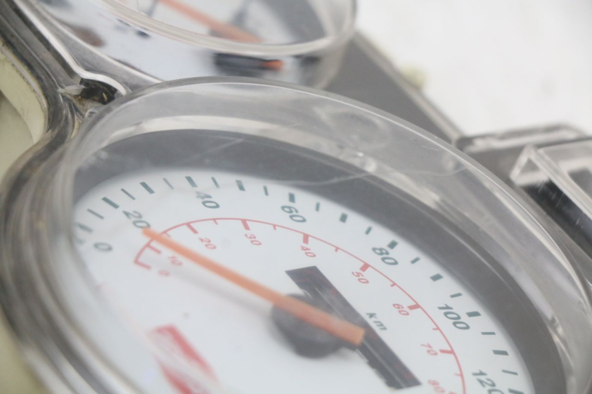 photo de VELOCIMETRO APRILIA SCARABEO GT 125 (1999 - 2007) - Detalles de los puntos de fijación