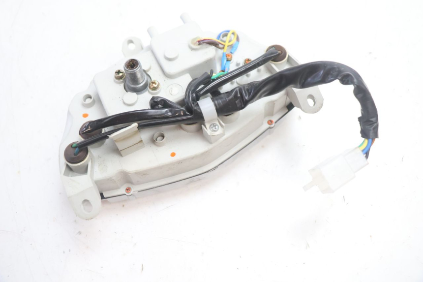 photo de VELOCIMETRO FYM SCOOTERONE 125 (2006 - 2008) - Estado de la superficie y material