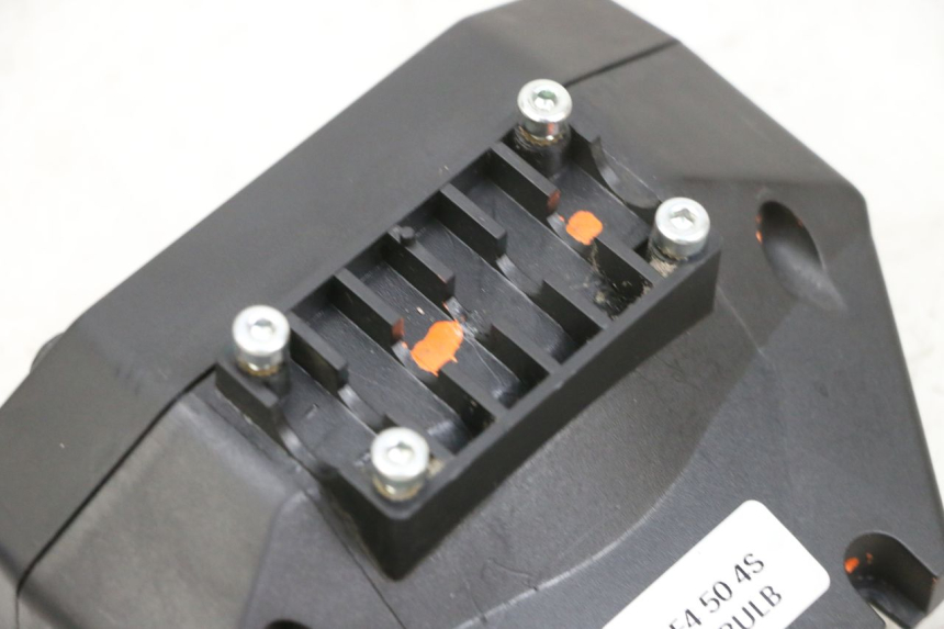 photo de VELOCIMETRO PEUGEOT SPEEDFIGHT 4 4T EFI 50 (2021 - 2025) - Detalles de los puntos de fijación