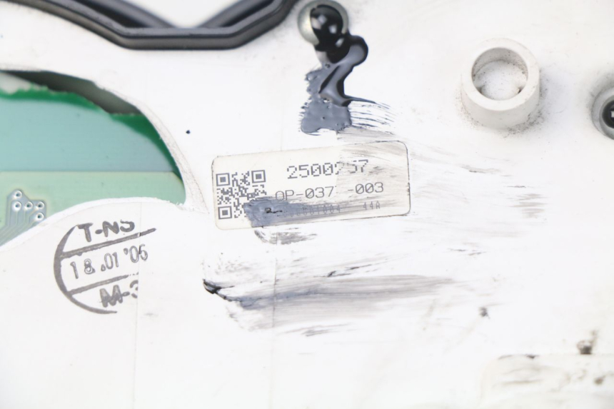 photo de VELOCIMETRO TRIUMPH SPRINT ST ABS 1050 (2005 - 2007) - Primer plano técnico