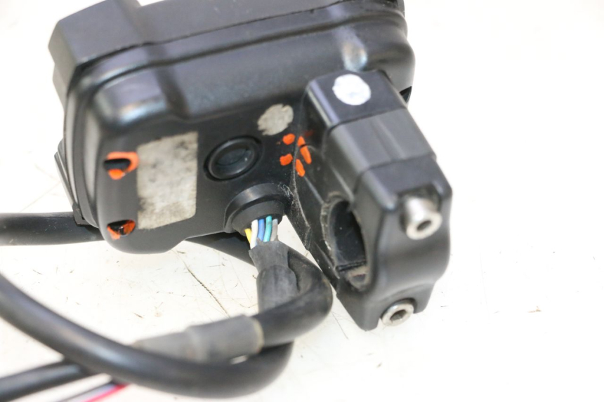 photo de CUENTA KILÓMETROS PEUGEOT TKR TREKKER FURIOUS 50 (2005 - 2014) - Detalles de los puntos de fijación