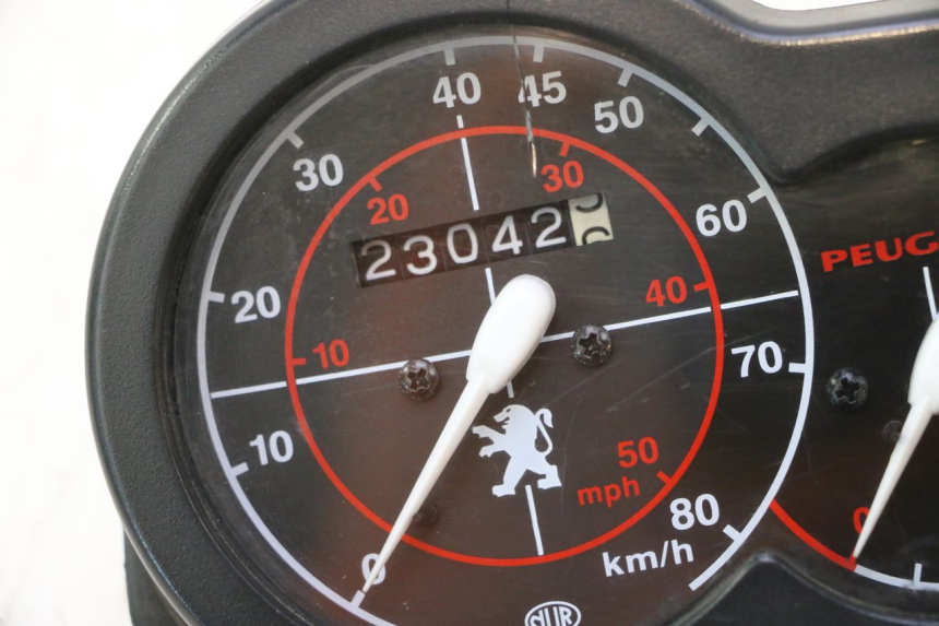 photo de VELOCIMETRO PEUGEOT TREKKER TKR 50 (2005 - 2014) - Primer plano de alta resolución