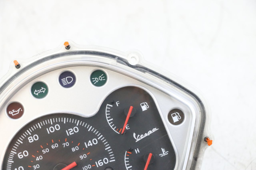 photo de VELOCIMETRO PIAGGIO VESPA GTS SUPER IE 125 (2009 - 2016) - Zoom sobre los componentes