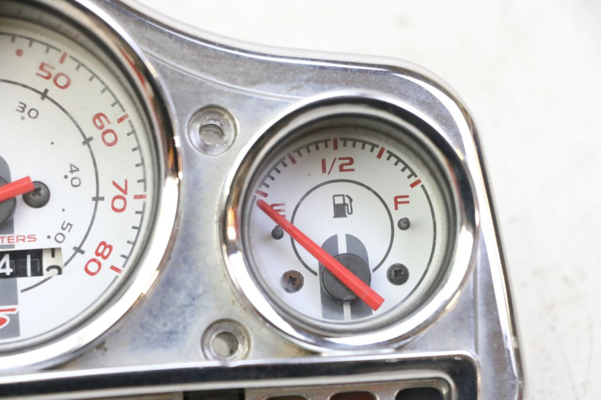 photo de CUENTA KILÓMETROS PIAGGIO VESPA S 2T 50 (2007 - 2014) - Enfoque en la estructura