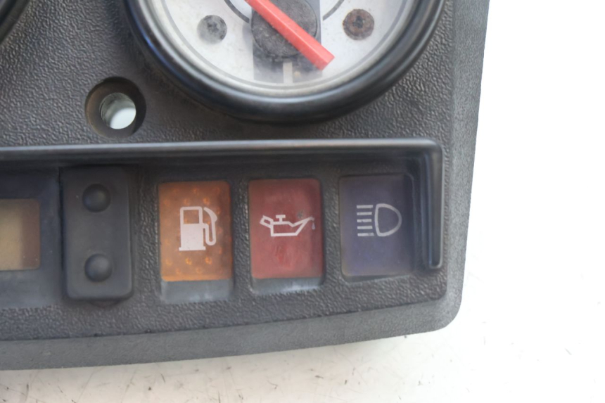 photo de CUENTA KILÓMETROS PIAGGIO VESPA S 2T 50 (2007 - 2014) - Detalles de los puntos de fijación