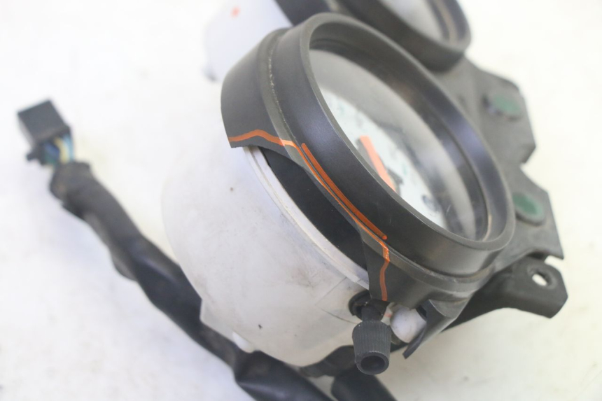 photo de VELOCIMETRO DAELIM VJ ROADWIN FI 125 (2008 - 2017) - Detalles de los puntos de fijación