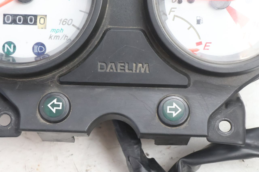 photo de VELOCIMETRO DAELIM VJ ROADWIN 125 (2004 - 2007) - Primer plano técnico