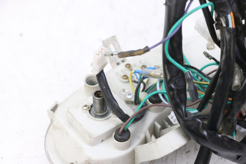 photo de CUENTA KILÓMETROS VONROAD YIBEN 125 (2006 - 2010) - Detalles de los puntos de fijación