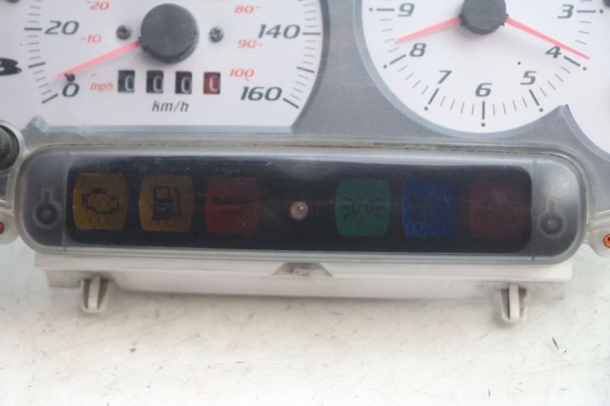 photo de VELOCIMETRO PIAGGIO X8 STREET 125 (2006 - 2007) - Primer plano técnico