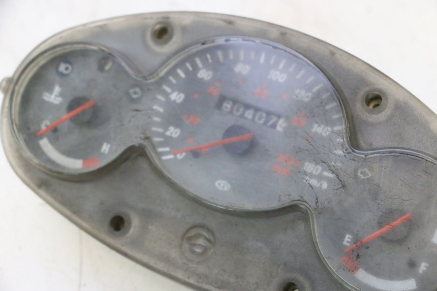 photo de VELOCIMETRO YAMAHA YP MAJESTY 125 (1998 - 2001) - Primer plano de alta resolución