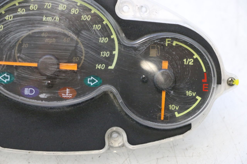 photo de CUENTA KILÓMETROS YAMAHA YP MAJESTY 125 (2002 - 2006) - Zoom sobre los componentes