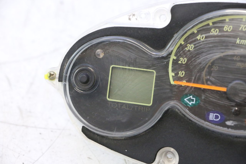 photo de CUENTA KILÓMETROS YAMAHA YP MAJESTY 125 (2002 - 2006) - Primer plano de alta resolución