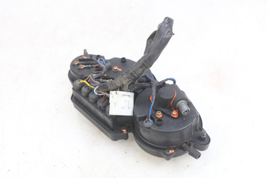 photo de CUENTA KILÓMETROS YAMAHA YZF R THUNDERCAT 600 (1996 - 2003) - Detalles de los puntos de fijación