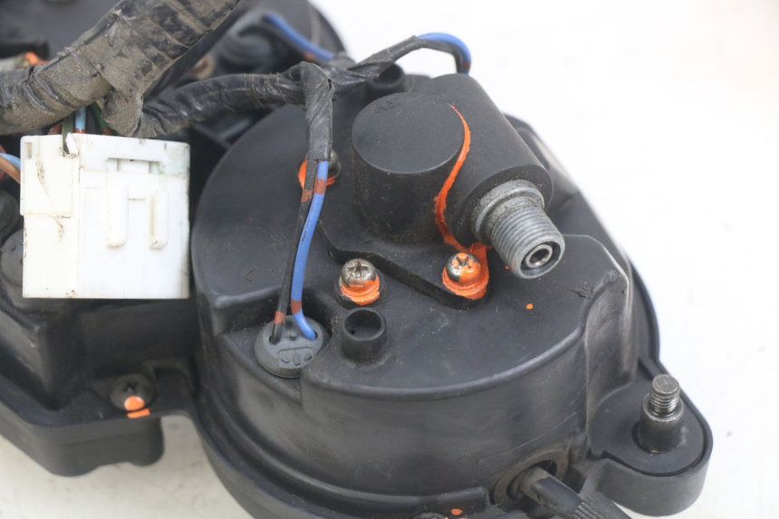 photo de CUENTA KILÓMETROS YAMAHA YZF R THUNDERCAT 600 (1996 - 2003) - Estado de la superficie y material