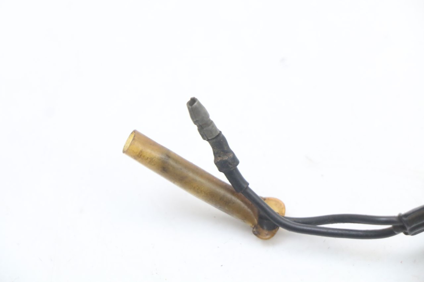 photo de LUZ FRENO INTERRUPTOR TRASERA YAMAHA DTLC 125 (1982 - 1987) - Primer plano técnico