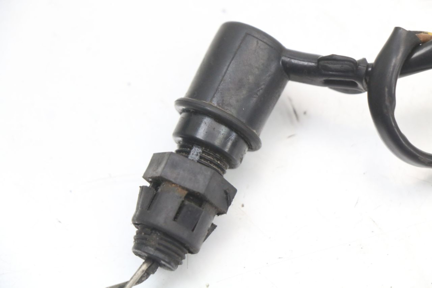 photo de LUZ FRENO INTERRUPTOR TRASERA YAMAHA XJ F 900 (1983 - 1994) - Primer plano técnico