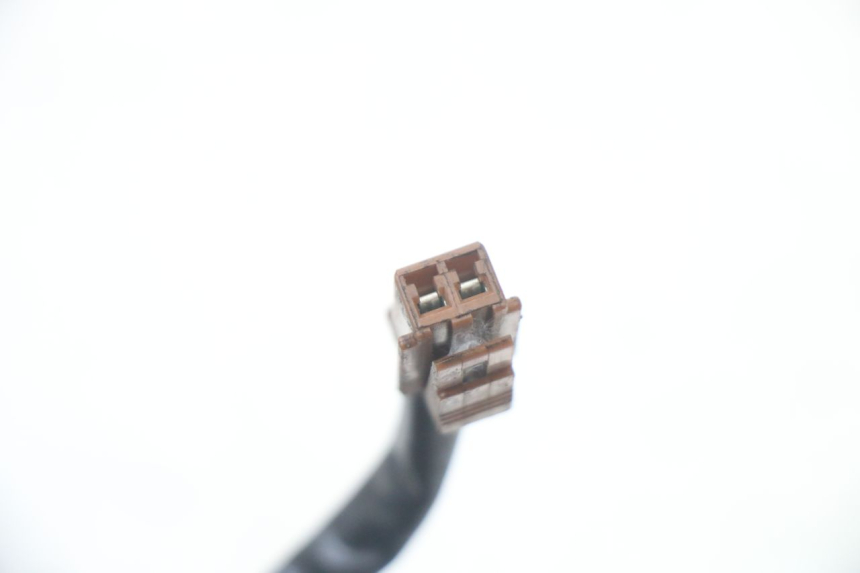 photo de LUZ FRENO INTERRUPTOR TRASERA YAMAHA FZS FAZER 600 (2001 - 2003) - Primer plano técnico