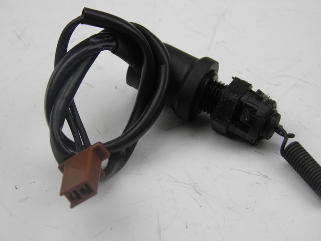 photo de LUZ FRENO INTERRUPTOR TRASERA YAMAHA TDR 125 (1997 - 1996) - Primer plano técnico